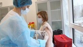 Ukrayna'da Kovid-19 aşısı yaptırmayan memur ve öğretmenler işten uzaklaştırılacak