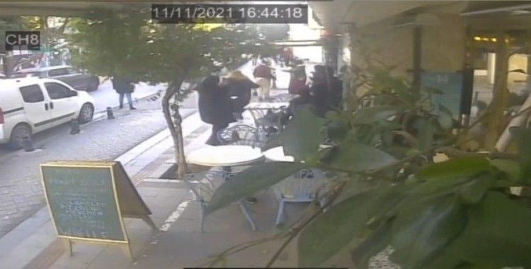 Kadıköy’de gazeteci Mine Kırıkkanat’a saldırı anı kamerada