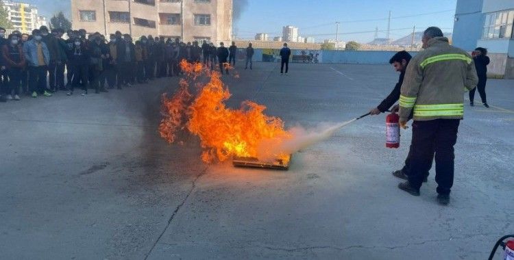 Öğretmen ve öğrencilere yangın söndürme eğitimi