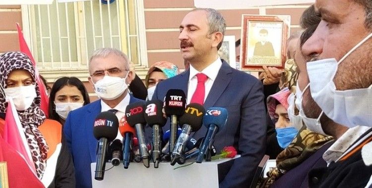 Adalet Bakanı Abdulhamit Gül'den evlat nöbeti tutan annelere ziyaret