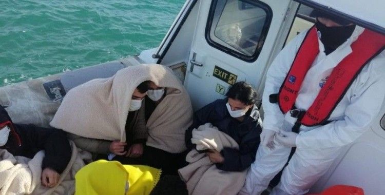 Yan yatan teknedeki 9 düzensiz göçmen kurtarıldı, 1’i öldü