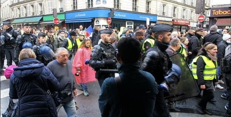 Fransa'da Sarı Yelekliler bir kez daha sokaklarda