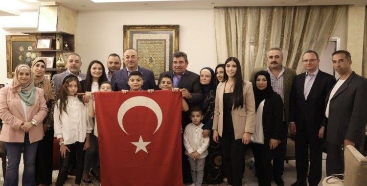 Dışişleri Bakanı Çavuşoğlu, Beyrut’taki Türk vatandaşları ile bir araya geldi