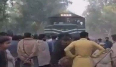 Pakistan'da tren okul servisine çarptı