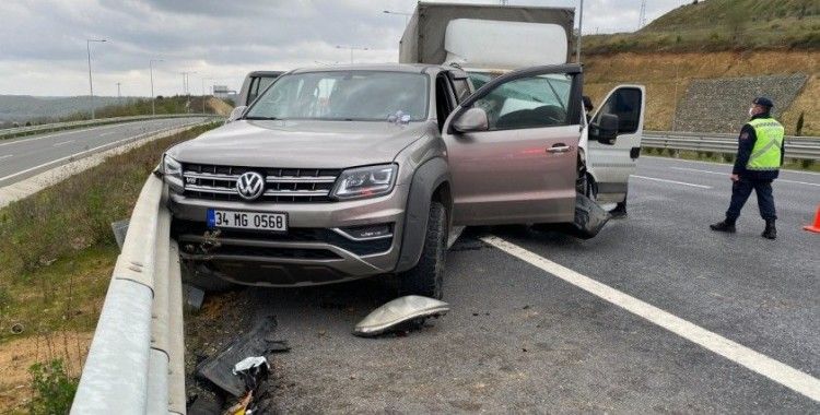 Kuzey Marmara Otoyolunda sapağı kaçıran cipe kamyonet çarptı: 2 yaralı