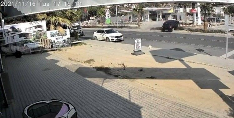 Aydın’da otomobil yayaya çarptı, kaza anı kameraya yansıdı