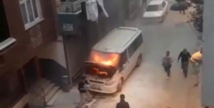 Zeytinburnu’nda yanan minibüsü damacanayla su taşıyıp söndürdüler