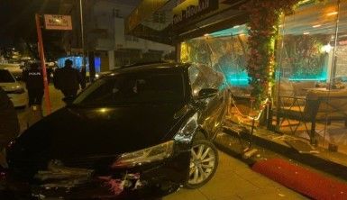 Kartal'da alkollü çift, otomobille kafeye dalıp çalışanlara saldırdı