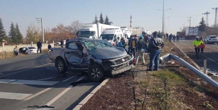 Konya'da karşı şeride geçen kamyonet, otomobile çarptı: 2 ölü