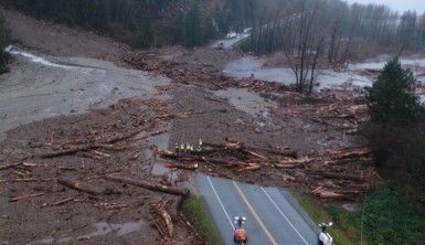 Kanada'da şiddetli yağış toprak kaymasına yol açtı