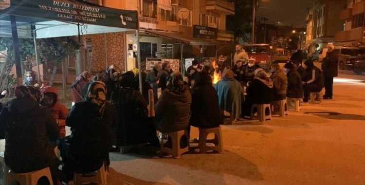 Düzce'de bazı vatandaşlar depremin ardından evlerine giremiyor