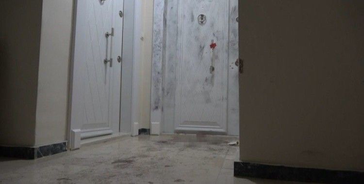 Arnavutköy’de korkunç cinayet: Kan izleri dairenin dışında da görüldü