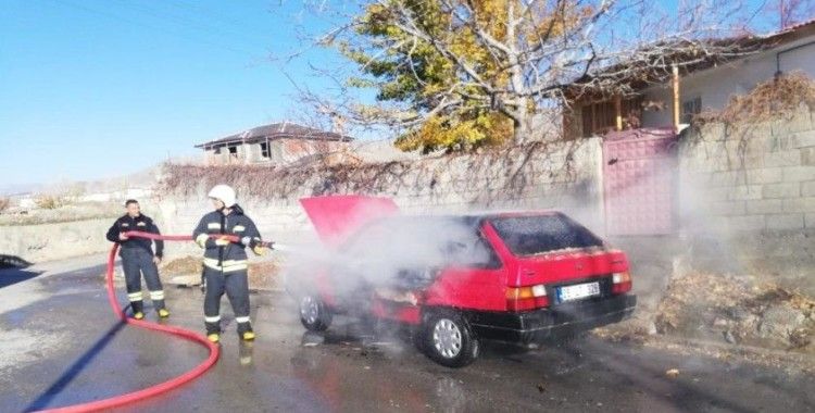 Seyir halinde yanan otomobil hurdaya döndü