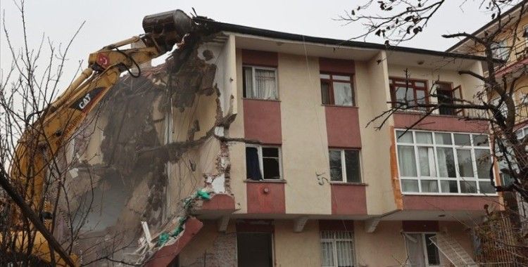 Keçiören'deki Onbirler Apartmanı'nın yıkımına başlandı