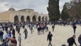 Mescid-i Aksa’da 50 bin müslüman cuma namazı kıldı