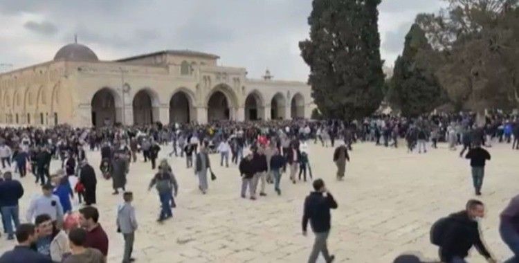 Mescid-i Aksa’da 50 bin müslüman cuma namazı kıldı