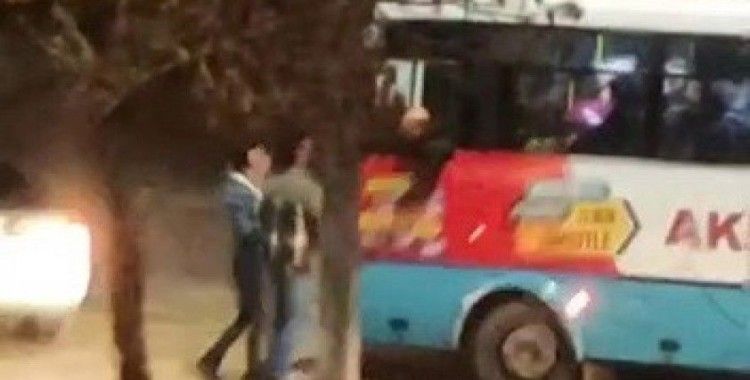 Halk otobüsünün önünü kesip sürücüye saldırdı