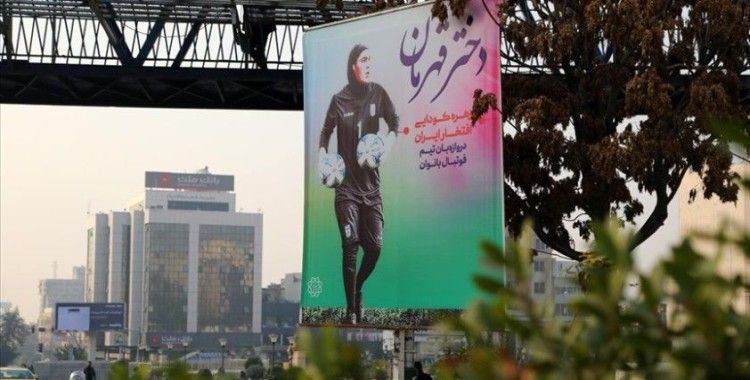 İran'da cinsiyet tartışmalarıyla gündem olan Koudaei'nin posterleri Tahran meydanlarına asıldı