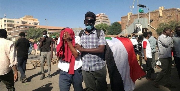 Sudan polisinden Cumhurbaşkanlığına yürümek isteyen protestoculara gazla müdahale