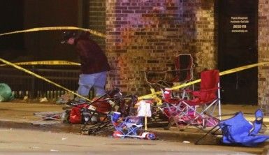 ABD'de araç Noel kutlamalarında kalabalığa daldı