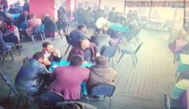 Kahvehanedeki vatandaşların depremden kaçış anı güvenlik kamerasına yansıdı