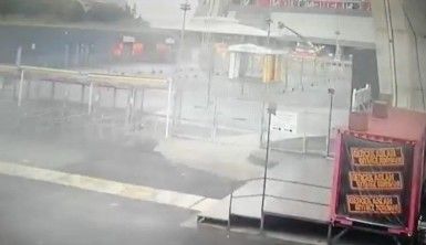 Galatasaray Stadyumu'nda 3 kişinin yaralandığı vincin devrilme anı kamerada