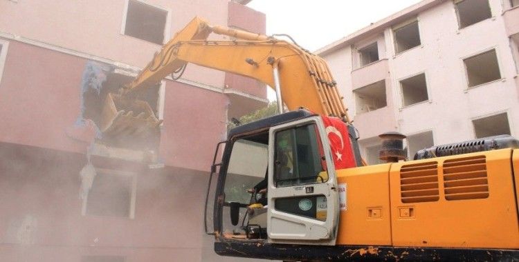 Deprem riski taşıyan 63 daireli site yıkıldı