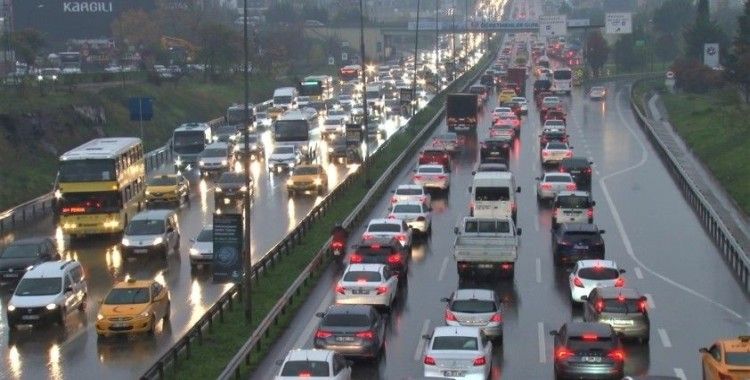 İstanbul’da sağanak yağış etkili oldu: İş çıkışı trafik kilitlendi