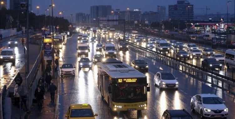 İstanbul'da yağışın etkisiyle trafik yoğunluğu daha da arttı