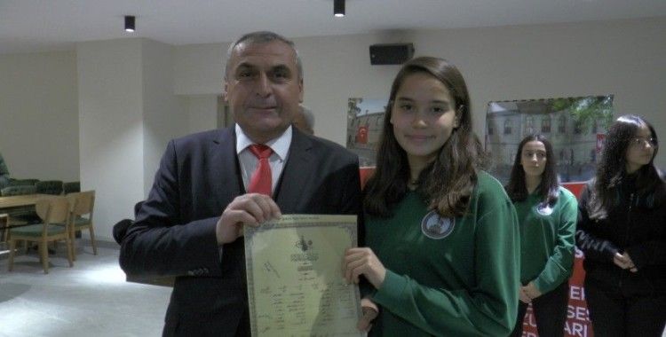 100 yil sonra gelen mezuniyet toreninde diplomalar gozyaslari ile verildi