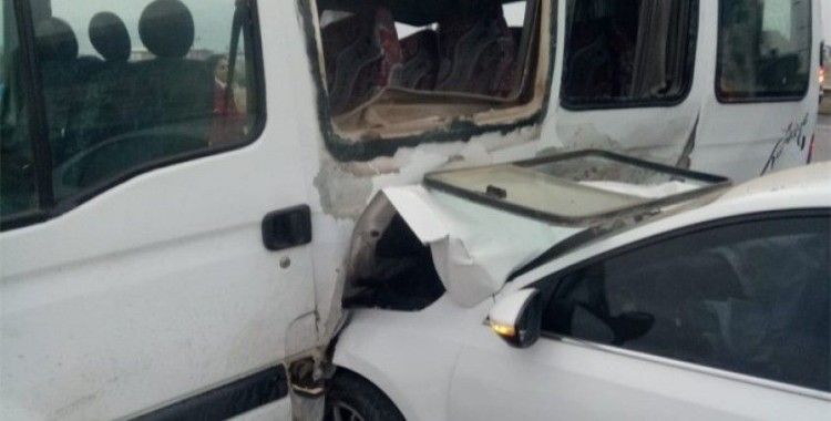 Gaziantep'te öğrenci minibüsü ile otomobil çarpıştı: 19 yaralı