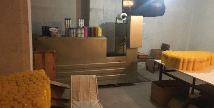 Merdiven altı temizlik imalathanesine baskın: 20 bin sahte şampuan ele geçirildi