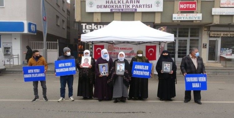 Muş'ta çocukları PKK'lı teröristlerce kaçırılan aileler HDP önünde eylem yaptı