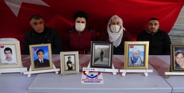 HDP önünde ailece evlatlarının yolunu gözlüyorlar