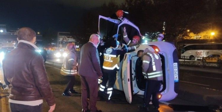 Şişli’de otomobil refüje çarpıp takla attı: 2 yaralı