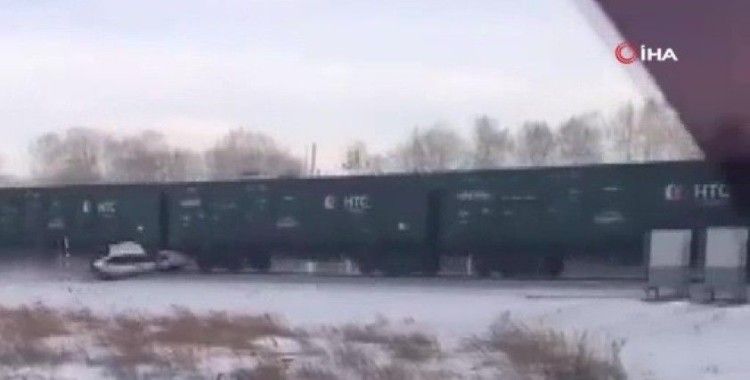 Rusya’da yük treni altına aldığı aracı metrelerce sürükledi: 1 ölü