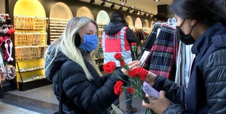 Kadıköy'de polis KADES'i tanıttı, kadınlara karanfil dağıttı