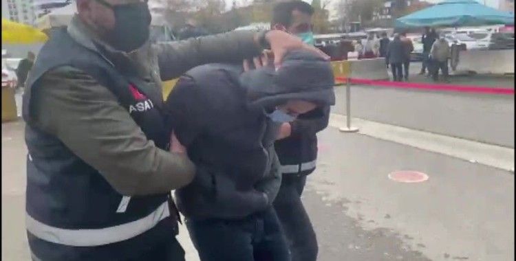 Kadıköy metrosundaki bıçaklı saldırgan adliyeye getirildi