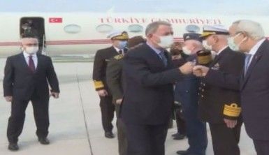 Bakan Akar, beraberindeki TSK komuta kademesi ile Ege Ordusu’nda