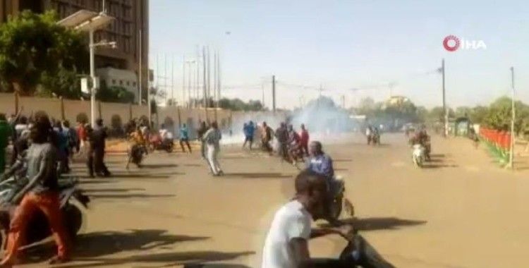 Burkina Faso’da halk artan terör saldırıları nedeniyle hükümeti protesto etti
