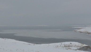 Kars'ta Çıldır Gölü donmaya başladı