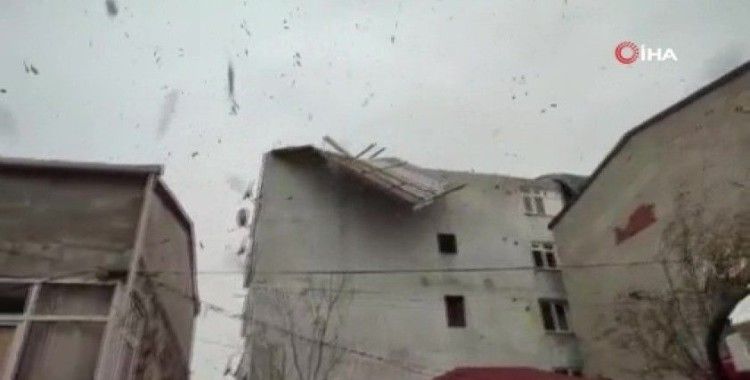 Başakşehir’de şiddetli lodos iş yeri ve binaların çatılarını uçurdu
