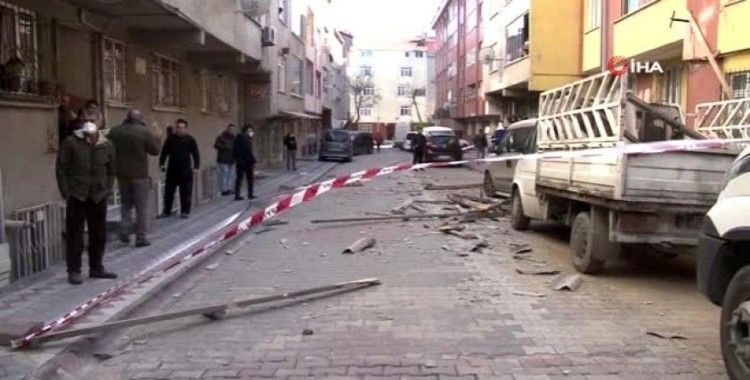 Sultangazi’de bir binanın çatısı uçtu çatıdan uçan parçalar 5 araca hasar verdi