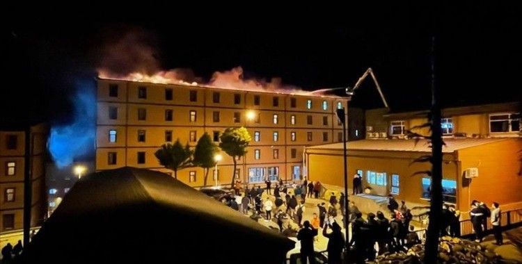 Rize'de öğrenci yurdu çatısında yangın çıktı