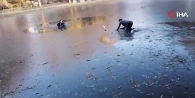Çin’de buz tutan göle düşen 9 yaşındaki kızı üniversite öğrencileri kurtardı