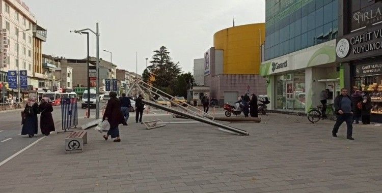 Kuvvetli rüzgar tenteyi kentin en kalabalık caddesini uçurdu