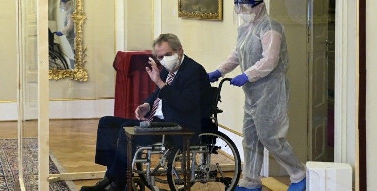 Çekya Devlet Başkanı Zeman’ın törene kabin içinde katılması gündem oldu