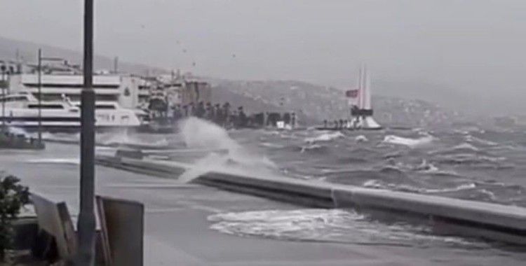 İzmir’de deniz taştı: O anlar böyle görüntülendi