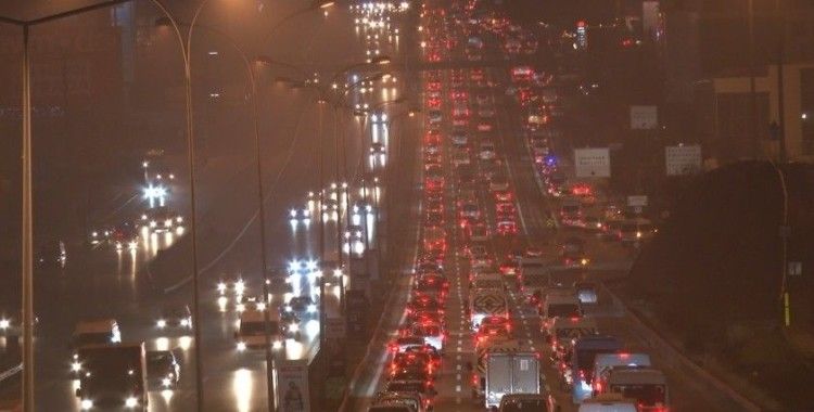 İstanbul'da lodos ve yağışlı hava trafiğini felç etti, yoğunluk yüzde 78’e ulaştı
