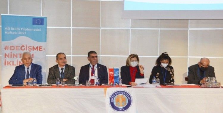 Dicle Üniversitesi kariyer merkezi ve AB Bilgi Merkezi İş Birliği ile AB Türkiye Gençlik İklim Forumu düzenlendi